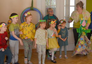 Dzieci z grupy IV prezentują przez siebie wykonaną Panią Wiosnę